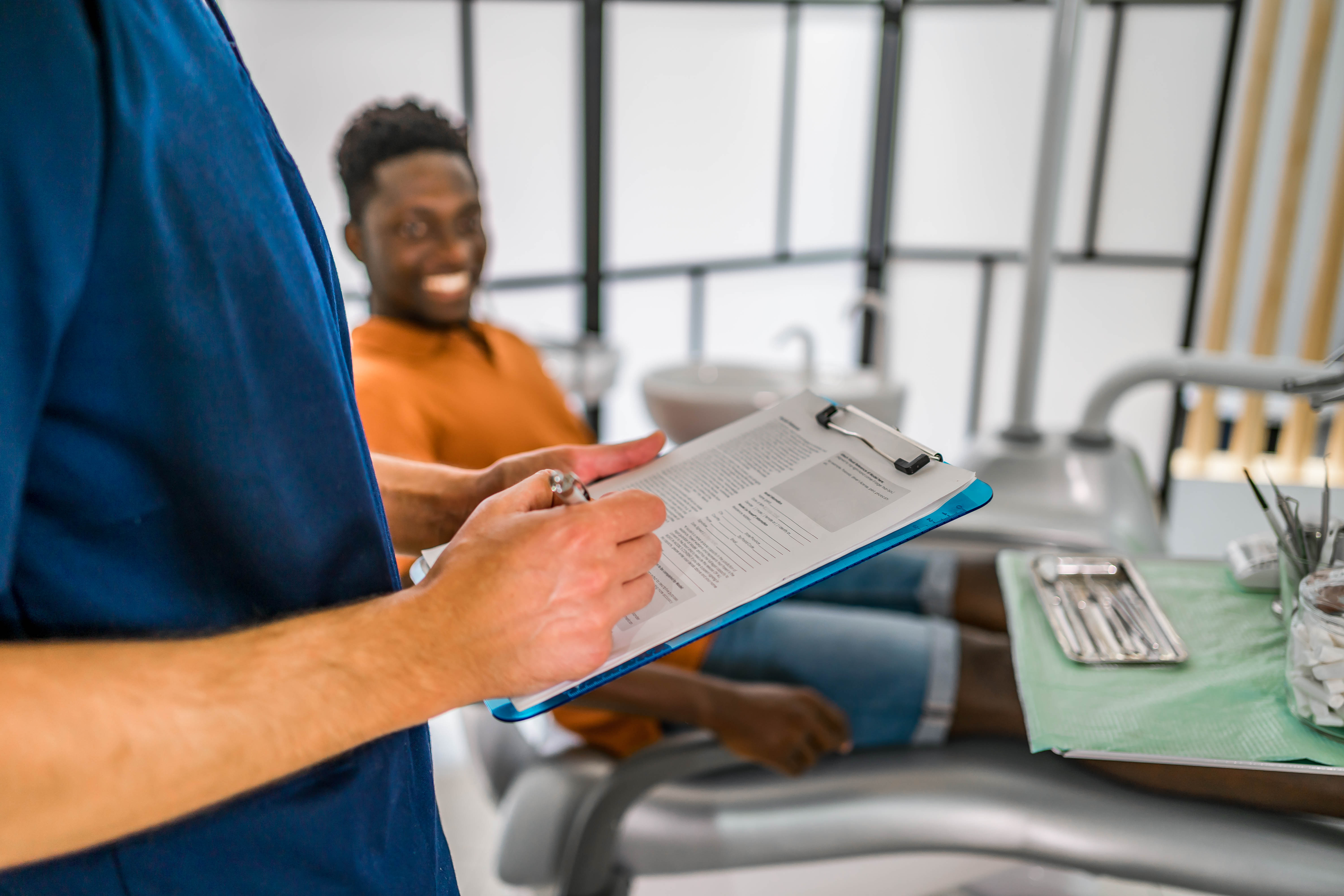 zena kod stomatologa